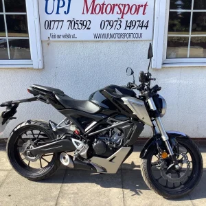 Honda CB125R CBF 125 NA-J 2019 69 reg 3700 miles commuter Learner legal